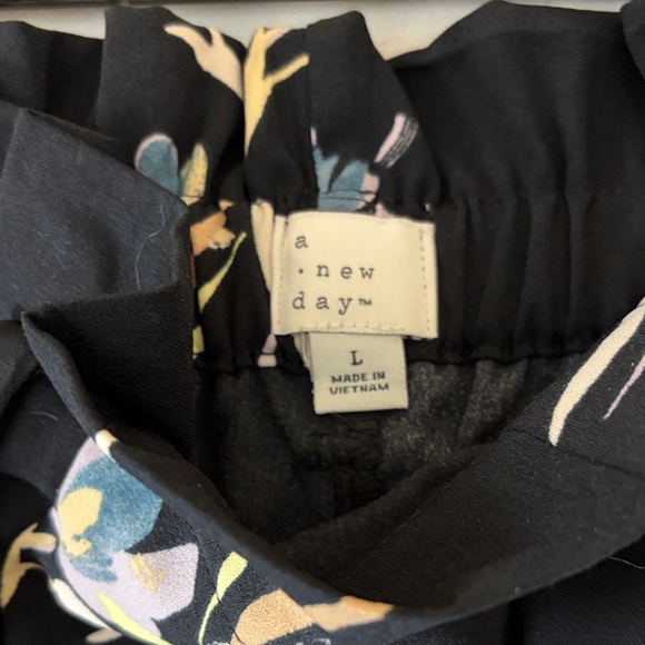 Like NEW Flowy high waist pants Lg - Picture 2 of 5